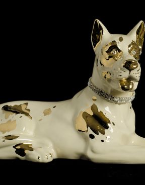 Cane alano in ceramica sdraiato crema e oro - Ceramiche Boxer