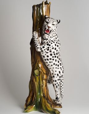 Leopardo in ceramica bianco e nero su tronco - Ceramiche Boxer