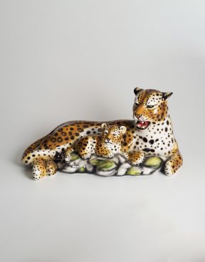 Leopardo in ceramica disteso con cucciolo - Ceramiche Boxer