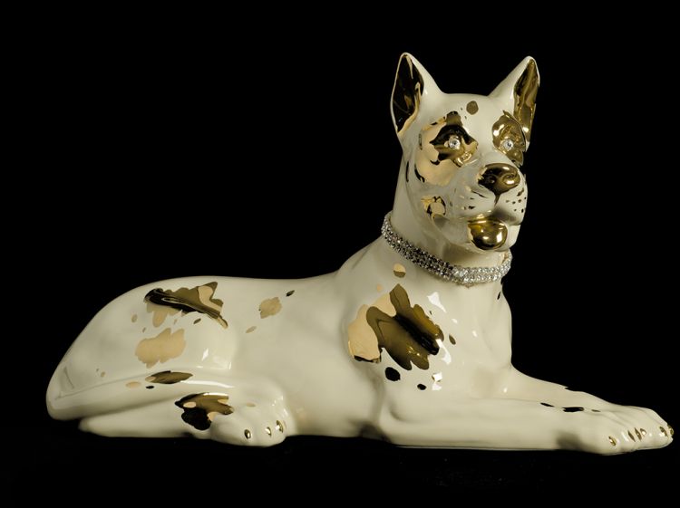 Cane alano in ceramica sdraiato crema e oro - Ceramiche Boxer