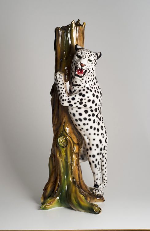 Leopardo in ceramica bianco e nero su tronco - Ceramiche Boxer