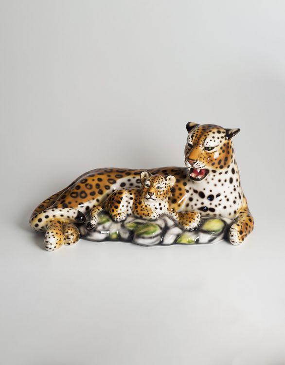 Leopardo in ceramica disteso con cucciolo - Ceramiche Boxer